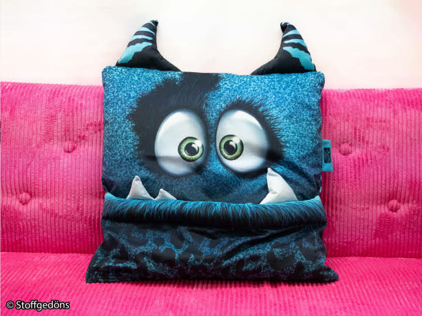 „...und das Beste: Es gibt die coolen Monster auch als Kissen-Panels! 🤩🛋️ Perfekt fürs Sofa oder Kinderzimmer. Einfach ausschneiden, nähen und fertig ist das Kuschel-Monster!“