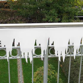 Eiszapfen am Geländer vom Balkon