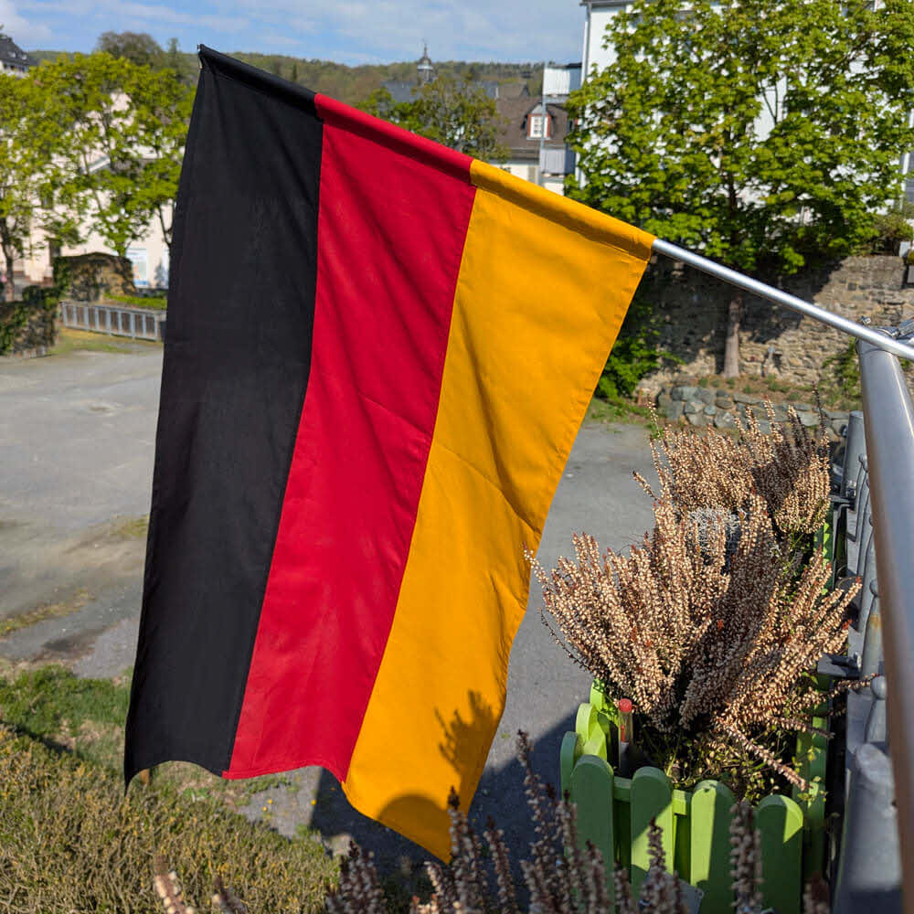 Deutschland-Fahne aus Baumwolle (1,40 x 0,85 m) – Echt genäht – OEKO-TEX® – Tunnel 15 mm