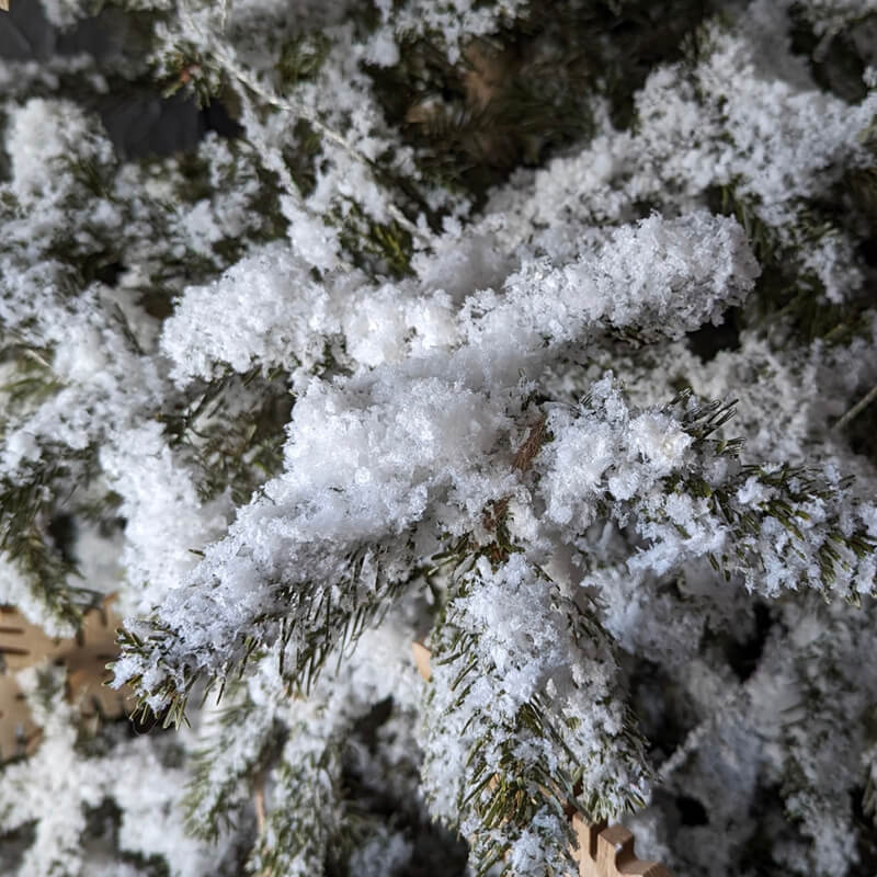 Sieht echtem Schnee zum Verwechseln ähnlicht. Kann mit dem Baum zusammen biologisch entsorgt werden. 