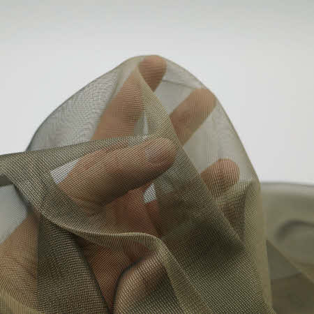 Ganz feine netzartige Struktur, weich fallend, nahezu bügelfrei. 