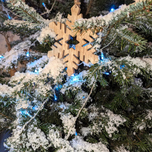 Bioschnee aus Stärke auf dem Weihnachtsbaum. Kann zusammen mit dem Baum in der Biotonne entsorgt werden. 