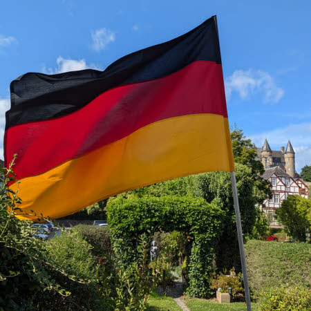 Premium Deutschland-Fahne aus Baumwolle – Echt genäht – ca. 200 x 135 cm – Tunnel 25 mm 