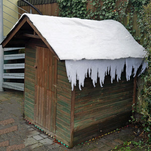 Eiszapfenvlies Beispiel Dekoration einer Hütte. 