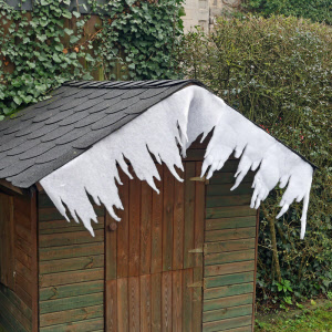 Eiszapfenvlies Beispiel Dekoration einer Hütte. 