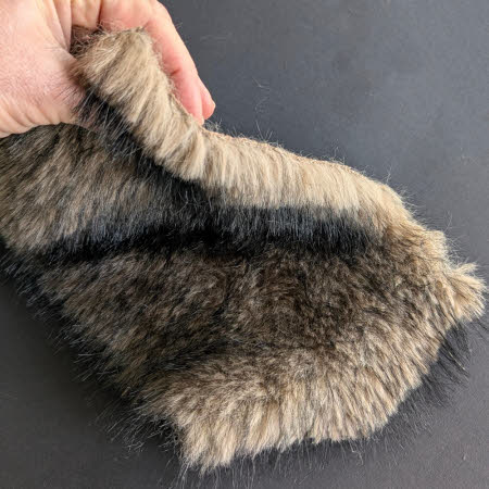 Der Unterlfor ist beige und ca. 20 mm lang. Die Spitzen sind schwarz und 36 mm lang