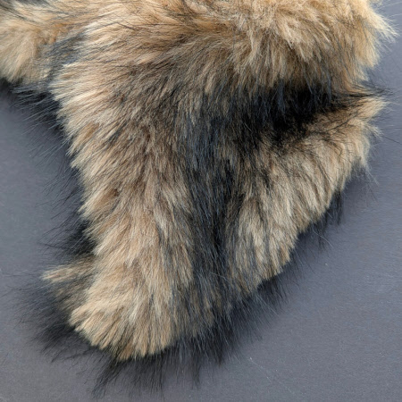 Je nach Blickwinkel sieht das Kunstfell mal heller und dunkler aus. 
