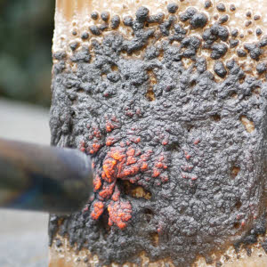 Bildet bei Feuer- und Strahlungshitze eine mikroporöse, wärmedämmende Schaumschicht