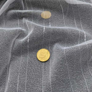 Gardinenstores mit feinen Streifen Detail