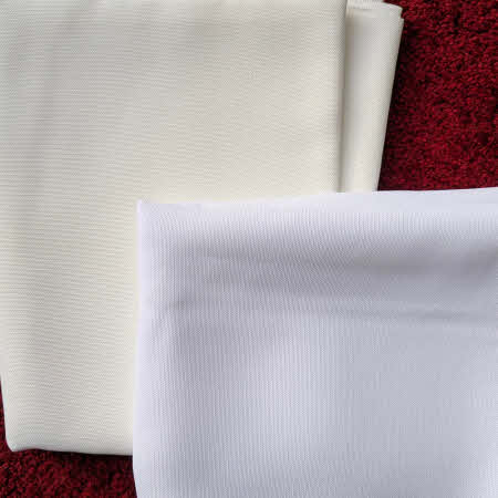 Vergleich reinweiß (unten rechts)  und eierschale (oben links). Bei Abnahme von ca. 30 m auch in eierschale lieferbar.