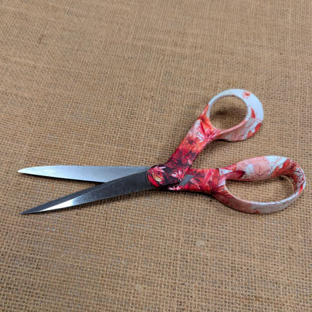 Größen Beispiel mit Stofffschere. (Schere nicht im Lieferumpfang)