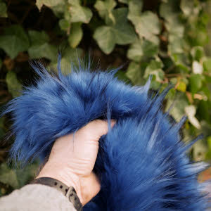 Langhaarfell mit sehr dichtem 90 mm Flor jeansblau mit schwarzen Spitzen