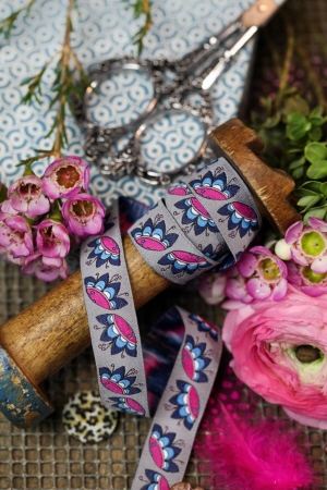 Webband graugrundig Blumen pink/blau
